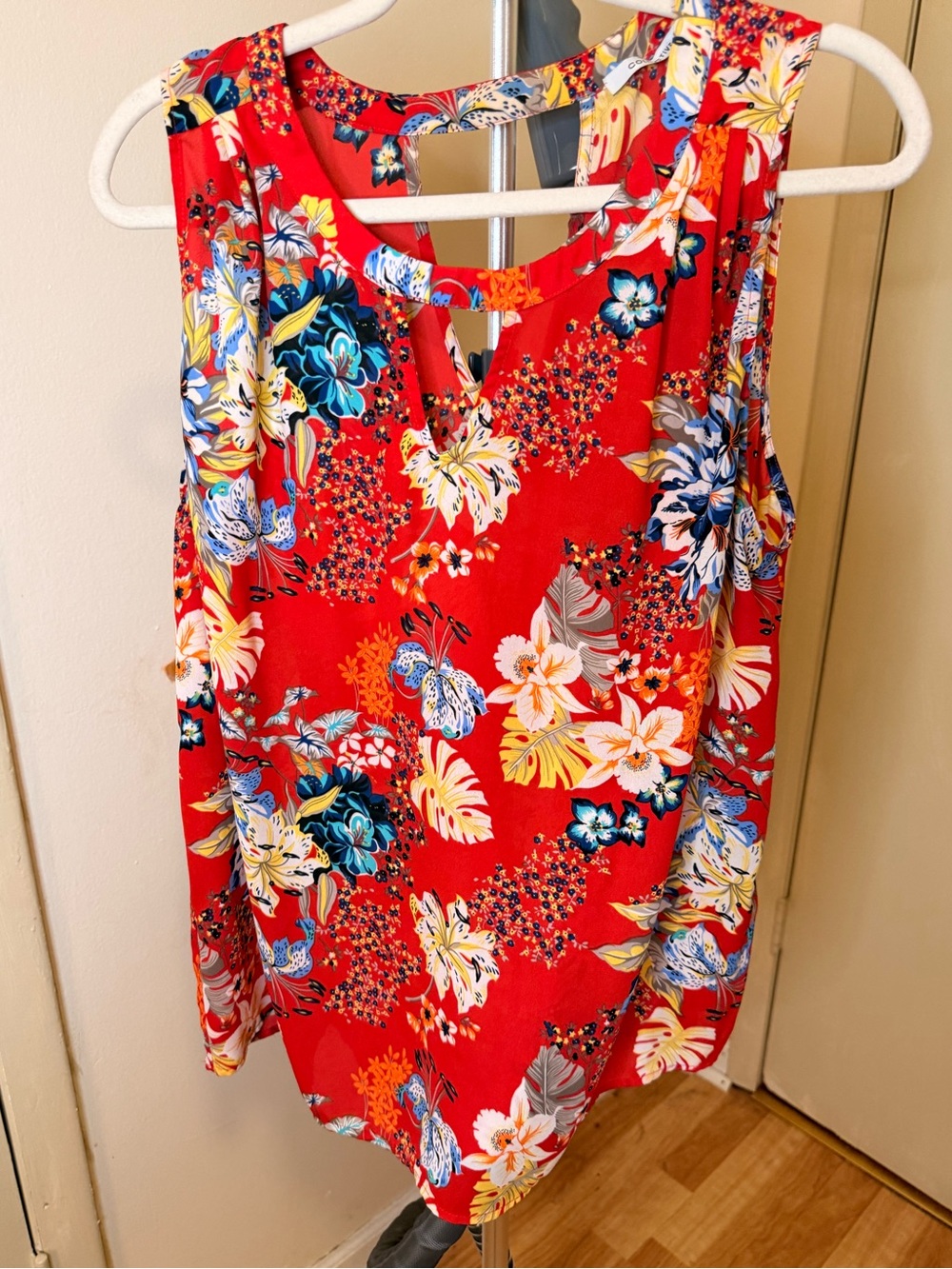 Collective Concepts
Size XL
Women’s Red Floral Sleeveless Top